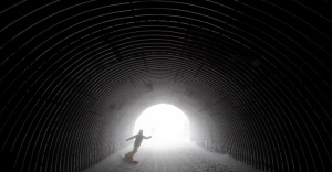 17fev2014---um-snowboarder-passa-por-um-tunel-perto-das-_002